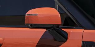 <p>Power folding side mirrors</p>
