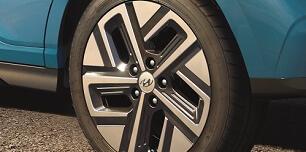 <h4>17 Inch Alloy Wheel</h4>

<p>Confident and unique, the exclusive 17 inch alloy wheels are optimized for aerodynamics, artfully combining efficiency and style.</p>

<div>
<p> </p>
</div>
