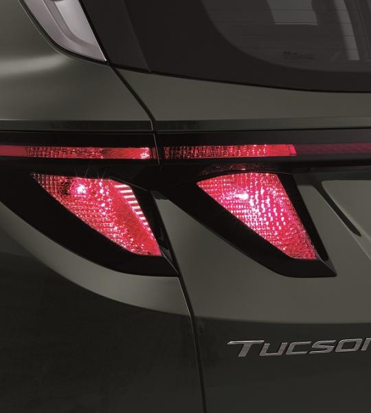 <h4>Rear Combination Lamps</h4>

<p>The rear combination lamps are designed to provide brighter illumination and adds to be distinctive design of the Tucson. </p>
